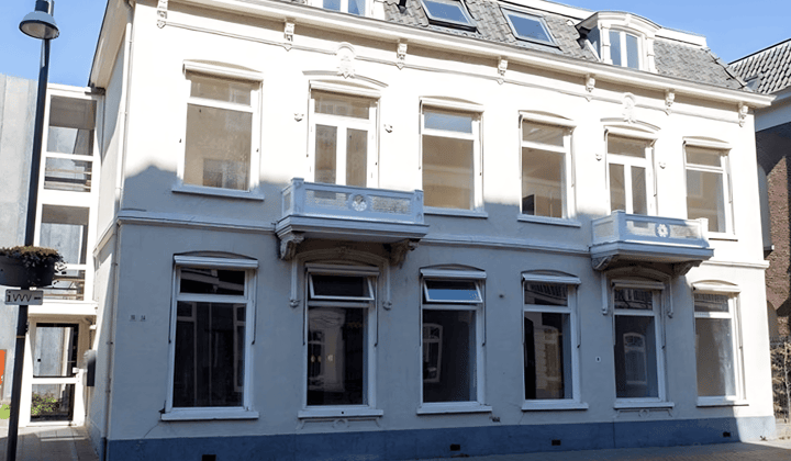 Gestoffeerd appartement met balkon en nette badkamer