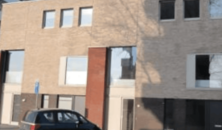Tussenwoning met royaal dakterras en praktijkruimte