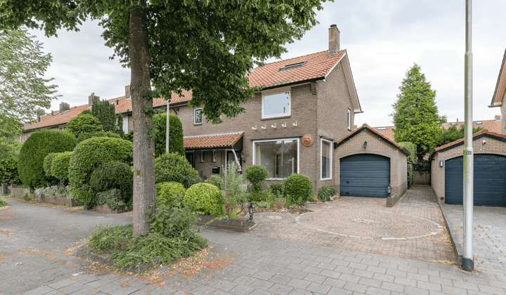 Gestoffeerde hoekwoning met tuin en parkeerplaats