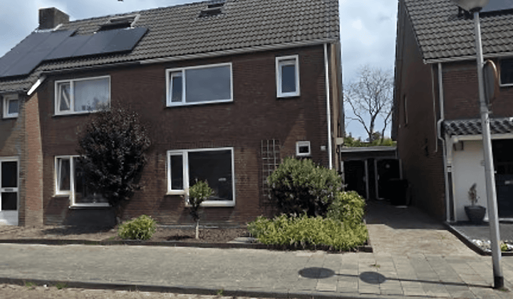 Gestoffeerde eengezinswoning met tuin en oprit