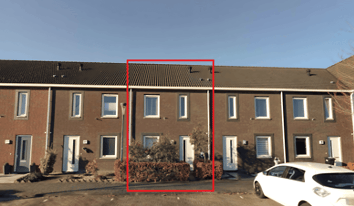 Eengezinswoning met tuin en parkeerplaats