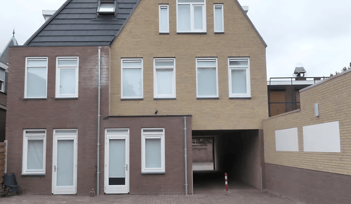 Gestoffeerde studio met berging en parkeeroptie in centrum