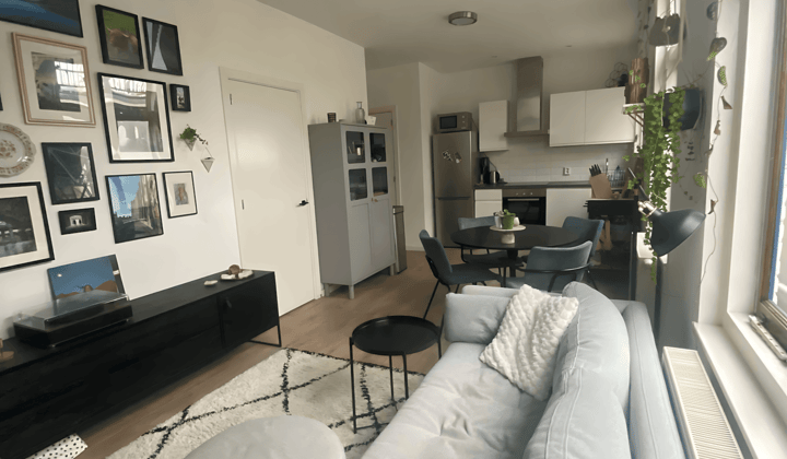 Gestoffeerde studio zonder meubels met eigen badkamer en toilet