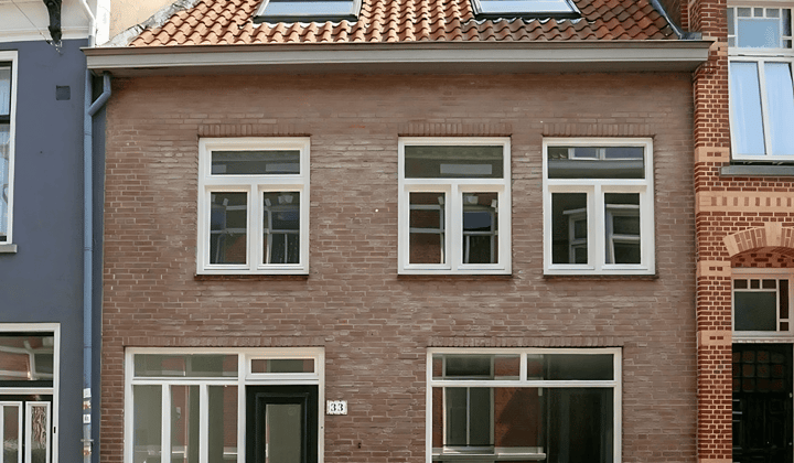 Gestoffeerde tussenwoning met drie slaapkamers en wasmachinevoorziening in het centrum
