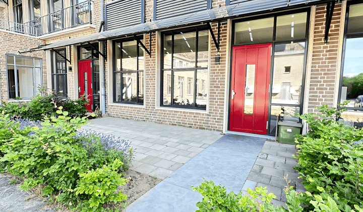 Gestoffeerd appartement met tuin en parkeergelegenheid