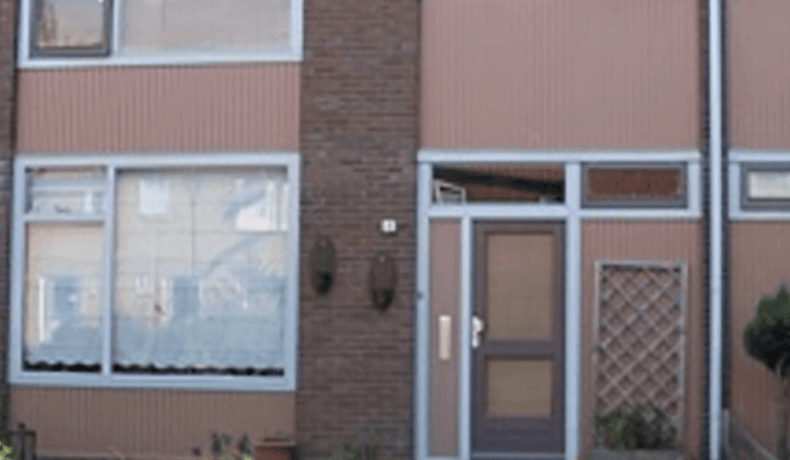 Tussenwoning met tuin en parkeerplaats