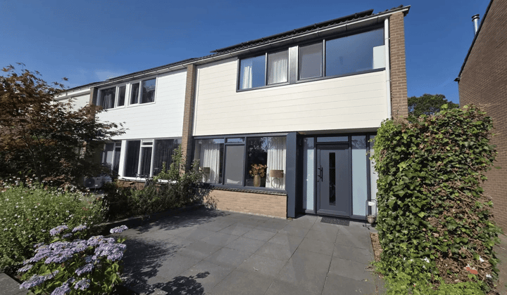 Eengezinswoning met tuin en gemeubileerd