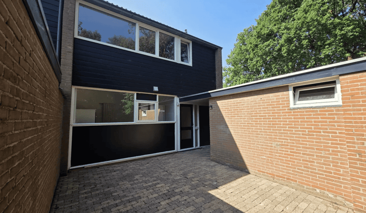 Eengezinswoning met vier slaapkamers en tuin