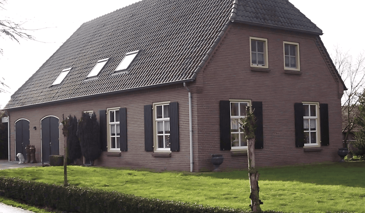 Ruime vrijstaande woning met tuin en parkeerplaats, gemeubileerd