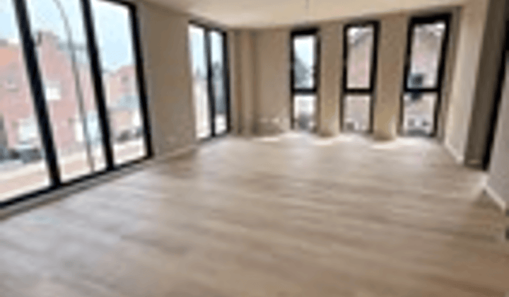 Gestoffeerd appartement met balkon en parkeerplaats