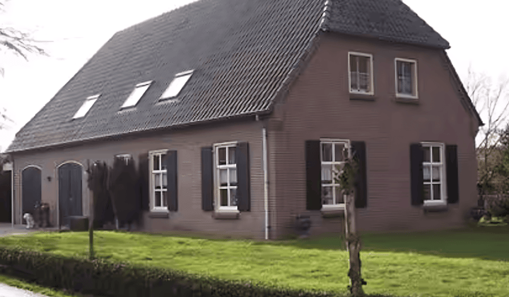 Vrijstaande woning met tuin en parkeerplek, gemeubileerd