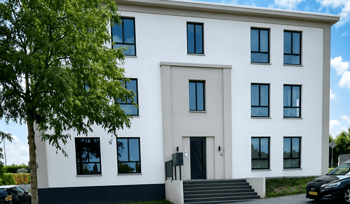 Gestoffeerd appartement met balkon en parkeergelegenheid