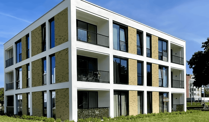 Gestoffeerd appartement met balkon en wasmachine aansluiting