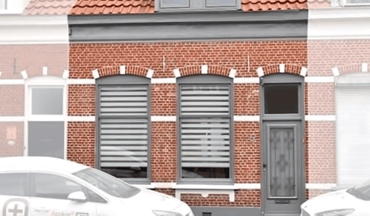 Gemeubileerde tussenwoning met drie slaapkamers en parkeerplek