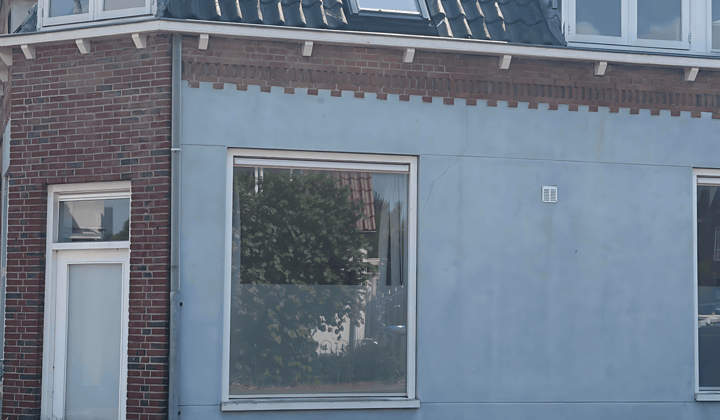 Gestoffeerde studentenkamer met inloopdouche en gedeelde voorzieningen