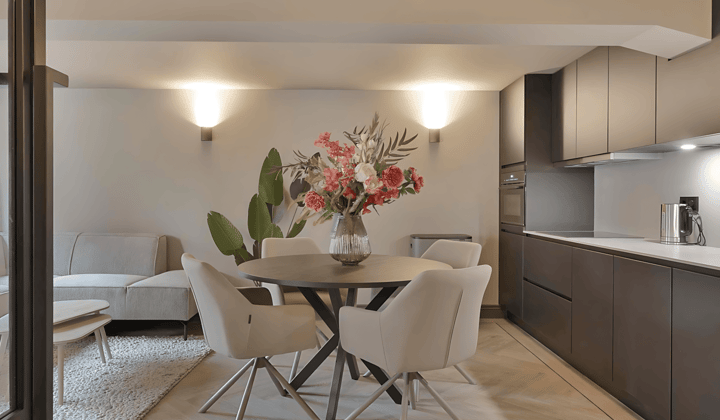 Gemeubileerd 2-slaapkamer appartement met tuin en parkeergelegenheid