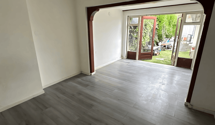 Gestoffeerde studio met eigen badkamer en parkeerplek