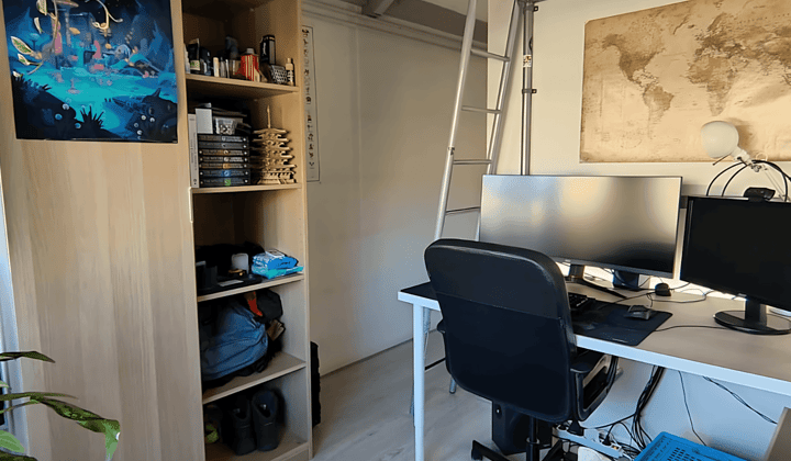 Kaal kamer met gedeelde voorzieningen en wifi