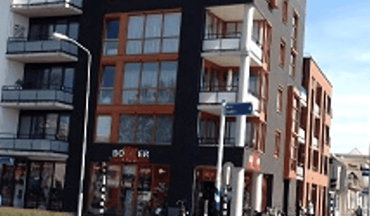 Appartement met balkon en parkeerplaats