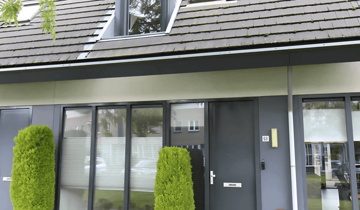 Gestoffeerde tussenwoning met tuin en parkeerplek