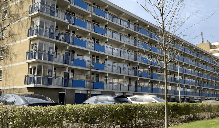 Gestoffeerd appartement met balkon en parkeergelegenheid