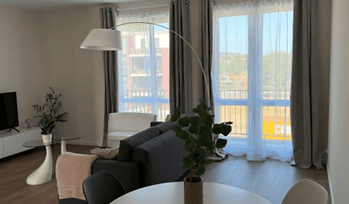 Gemeubileerd appartement met balkon, tuin en parkeerplaats