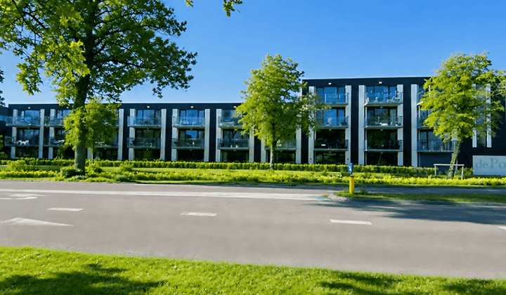 Gestoffeerd appartement met balkon en parkeerplaats