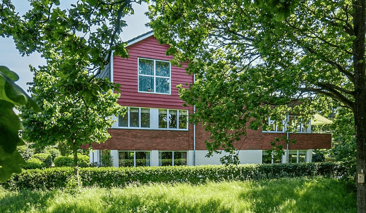 Gestoffeerd appartement met balkon en parkeergarage