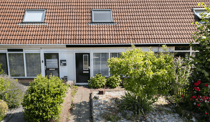 Gemeubileerde tussenwoning met royale tuin