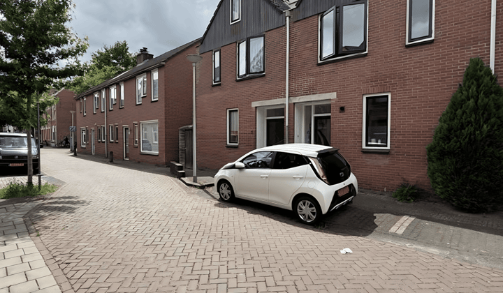Geschakelde eengezinswoning met royale tuin en gestoffeerd