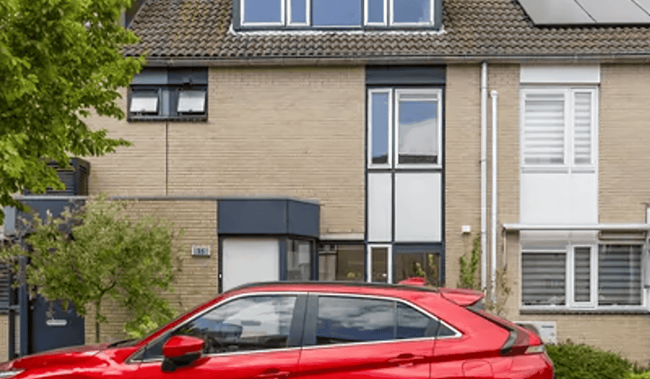 Gedeeltelijk gemeubileerde eengezinswoning met tuin en parkeergelegenheid