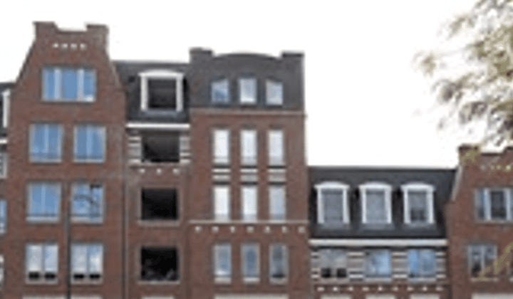 Gestoffeerd appartement met balkon en parkeerplaats