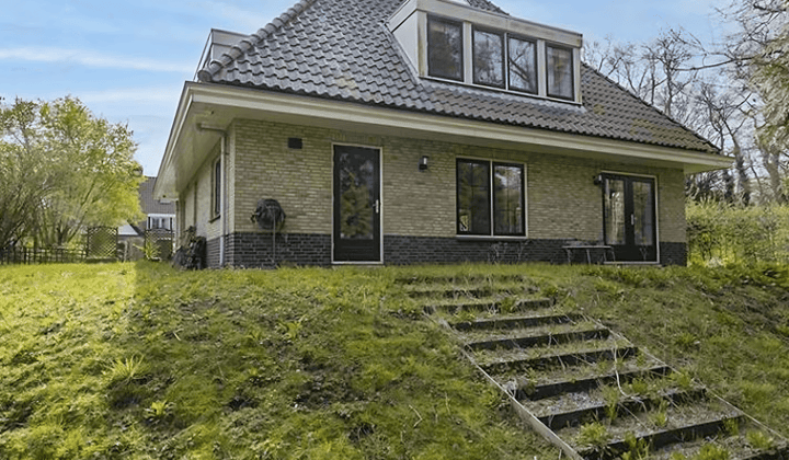 Vrijstaande villa met tuin en mooi uitzicht, gestoffeerd en voorzien van wasmachine