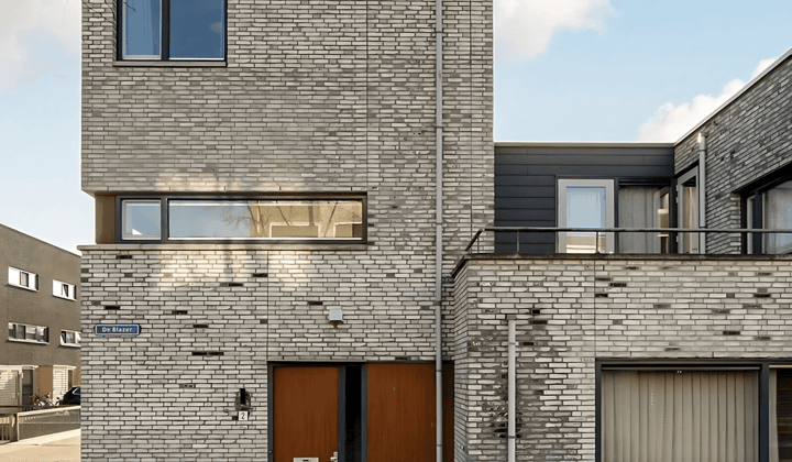 Hoekwoning met balkon en parkeerplaatsen, gestoffeerd