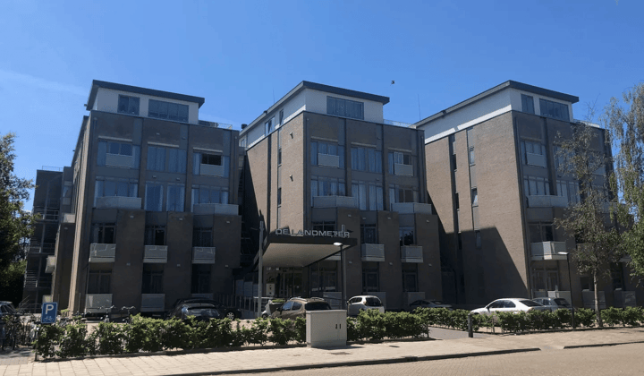 Gestoffeerde studio met balkon en wasmachine aansluiting