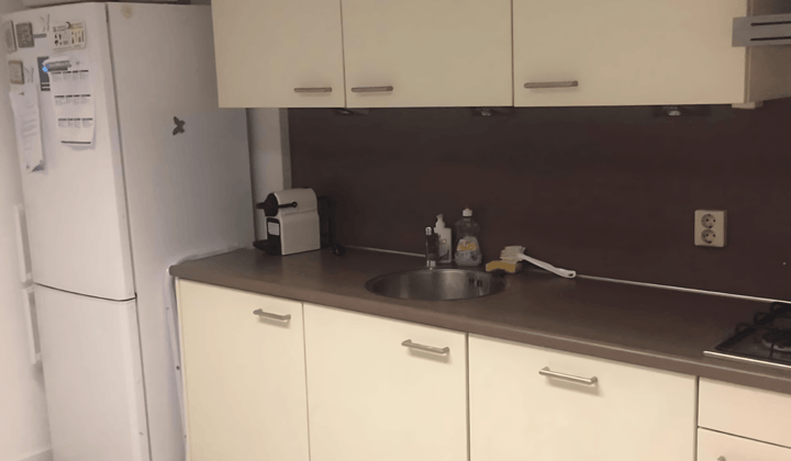 Kale kamer met tuin en wasmachine, inclusief wifi en parkeren