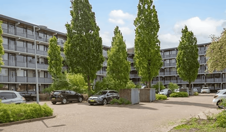 Gestoffeerd appartement met balkon en drie slaapkamers