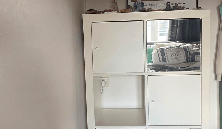 Gestoffeerde kamer met balkon en wasmachine