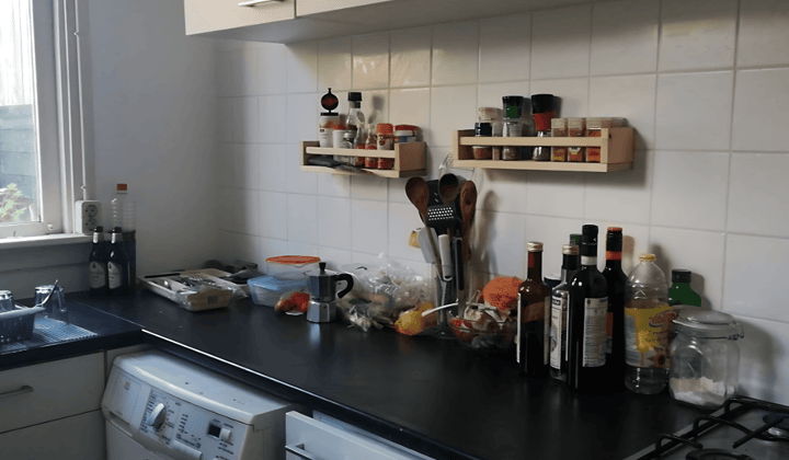Gestoffeerde studentenkamer met wasmachine