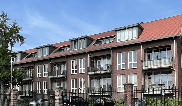 Ruim appartement met balkon en privéparkeerplaats