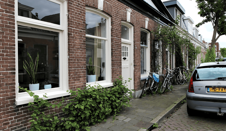 Gemeubileerde gerenoveerde eengezinswoning met balkon en tuin