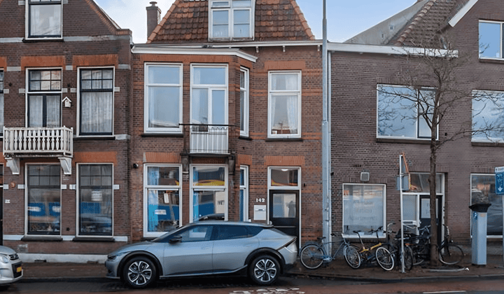 Gestoffeerde kamer met wasmachine en gedeelde voorzieningen