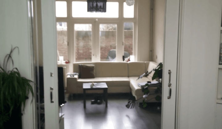 Kaal studentenkamer met gedeelde voorzieningen