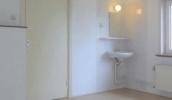Gestoffeerde studentenkamer met wasmachine en wifi