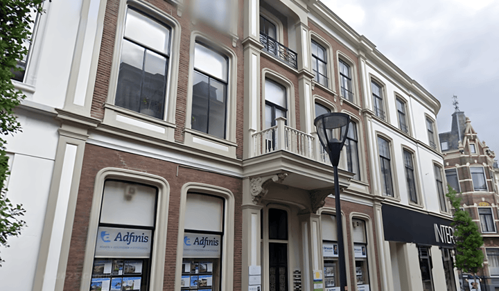 Gestoffeerd appartement met tuin en nette badkamer