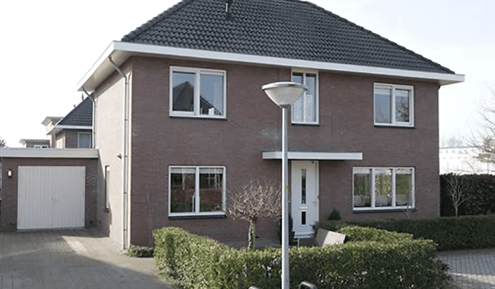 Vrijstaande gestoffeerde eengezinswoning met 4 slaapkamers