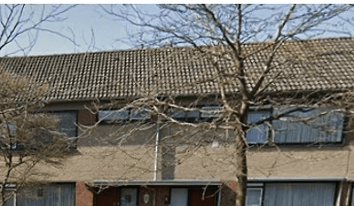 Eengezinswoning met tuin en parkeerplaats