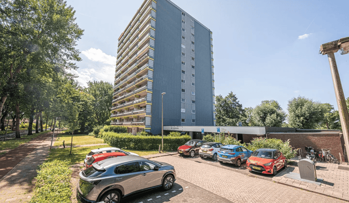 Gemeubileerd appartement met balkon en wasruimte