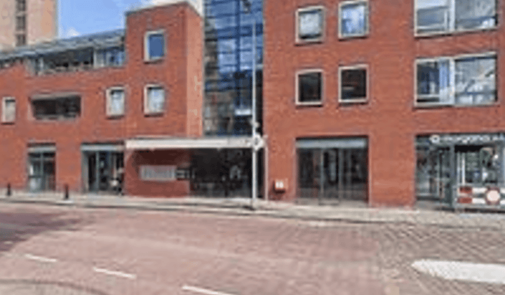 Gestoffeerd appartement met balkon en parkeerplaats