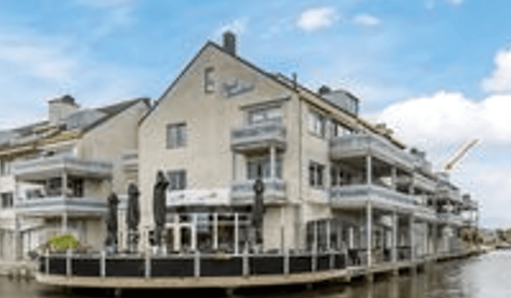 Appartement met balkon en wasmachine, gemeubileerd